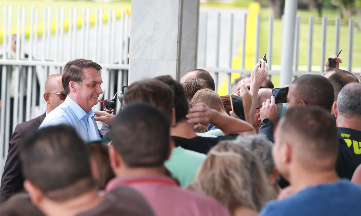 O presidente Jair Bolsonaro conversa com turistas no Palácio da Alvorada. O presidente Jair Bolsonaro conversa com turistas no Palácio da Alvorada.